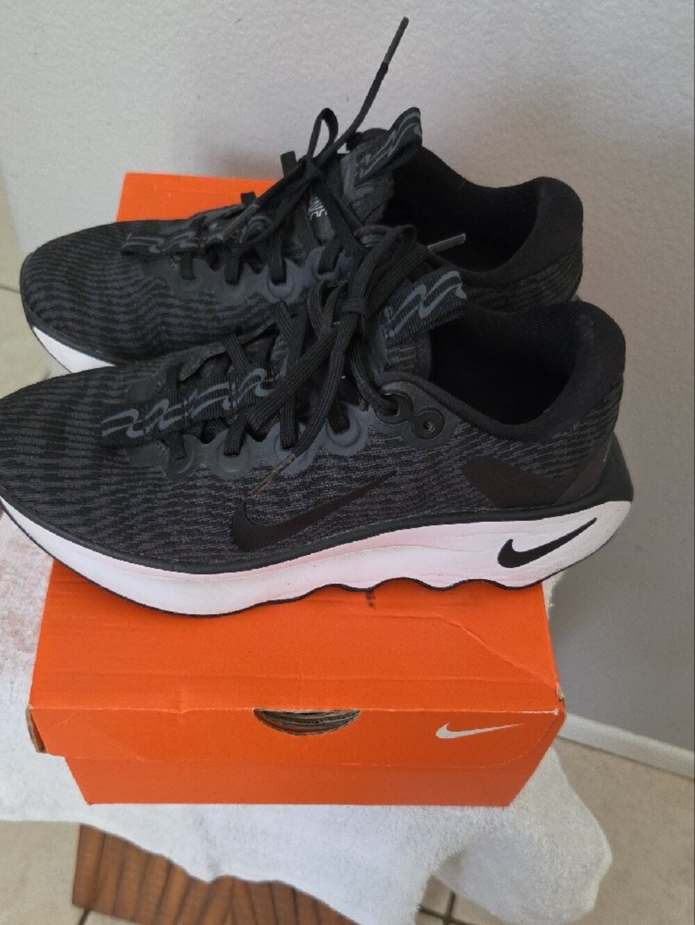 Nike Black and White Women’s Athletic Running Shoes - Picture 4 of 10